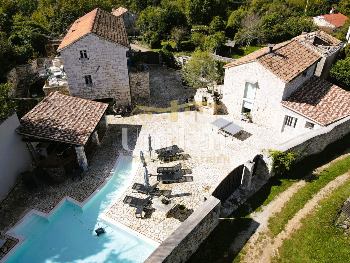 Čudovita posest z dvema kamnitima hišama in bazenom